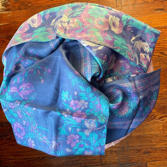 Handmade vintage blue acuarela floral silk scarf. - Picture 7 of 8